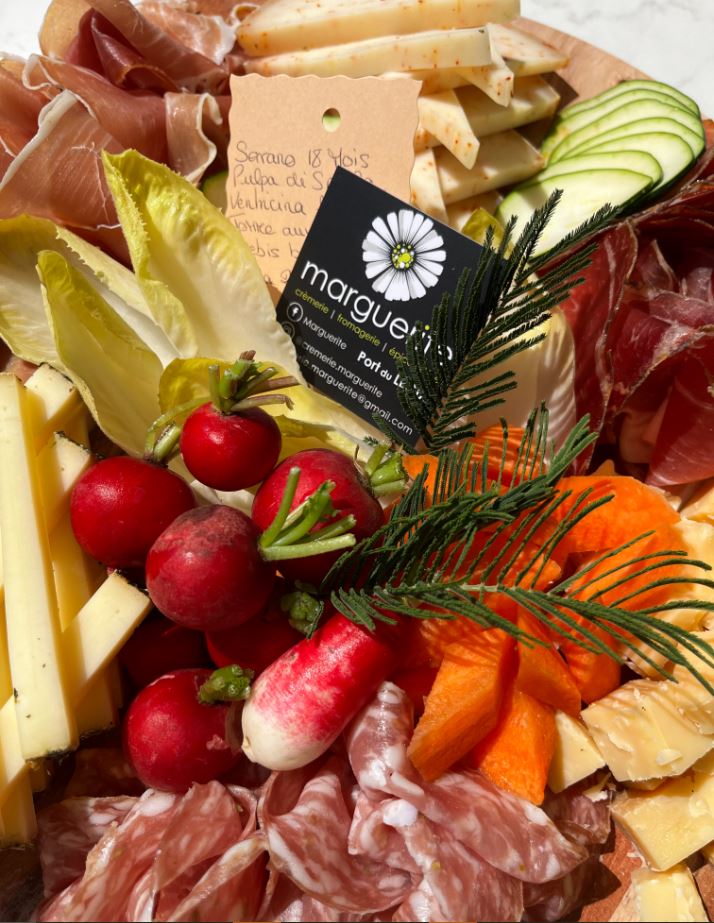 Plateau de charcuterie et de fromages accompagné de légume apéritif