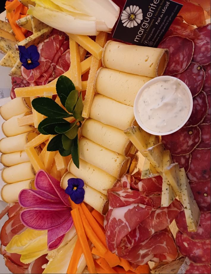 Plateau de charcuterie et de fromages accompagné de légume apéritif